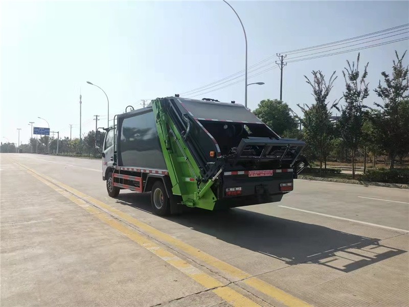 东风多利卡7方压缩式垃圾车5