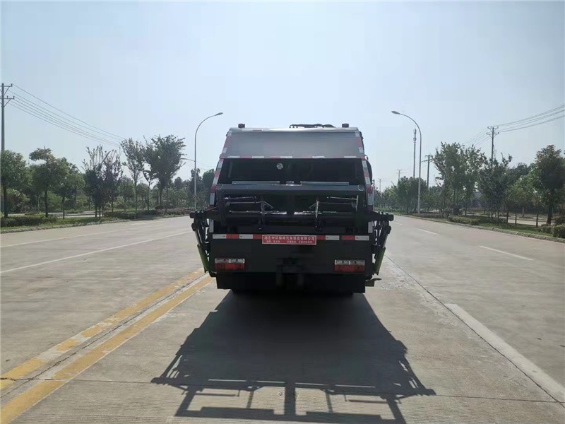 东风多利卡7方压缩式垃圾车7
