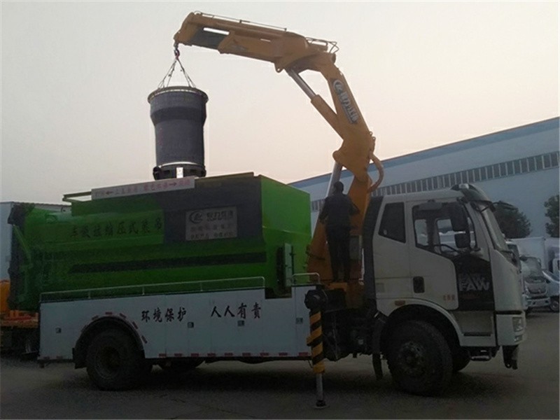 解放吊装式垃圾车6