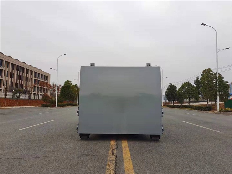 18方移动压缩式垃圾车站8